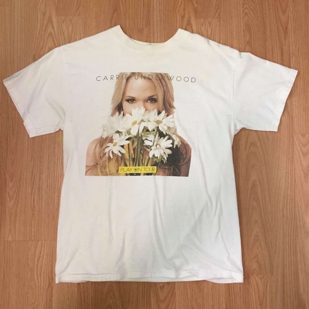CARRIE UNDERWOOD - 2010 "PLAY ON TOUR" DAISIES CONCERT TOUR T-SHIRT / SZ. M